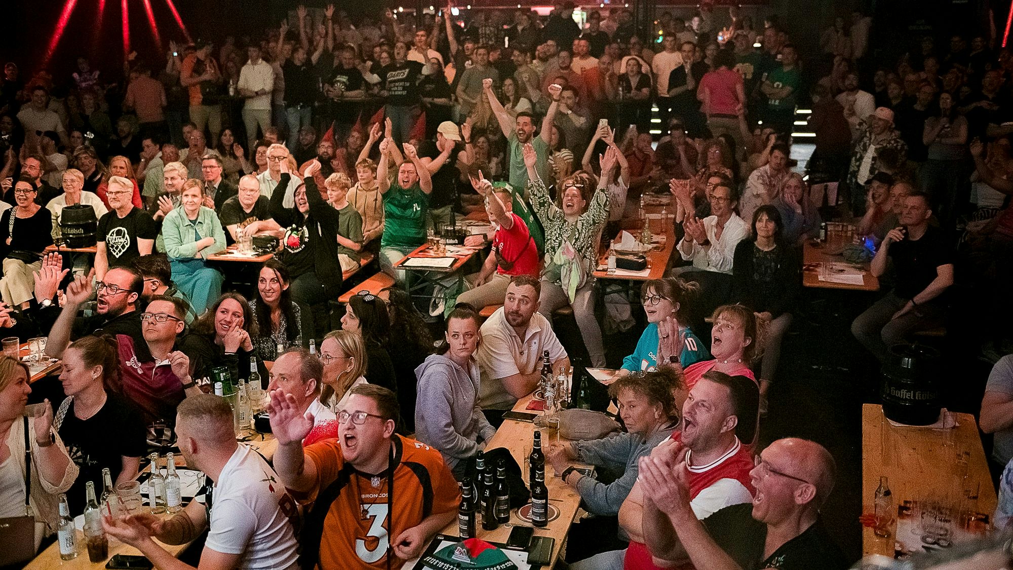 Darts-Fans feiern im Gloria das Turnier.