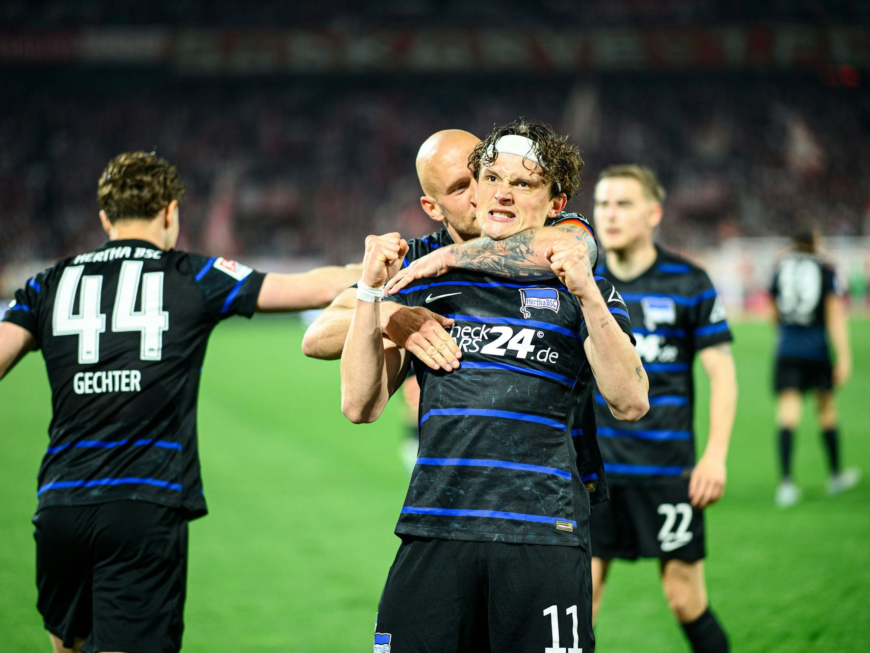 Fabian Reese jubelt mit Toni Leistner.