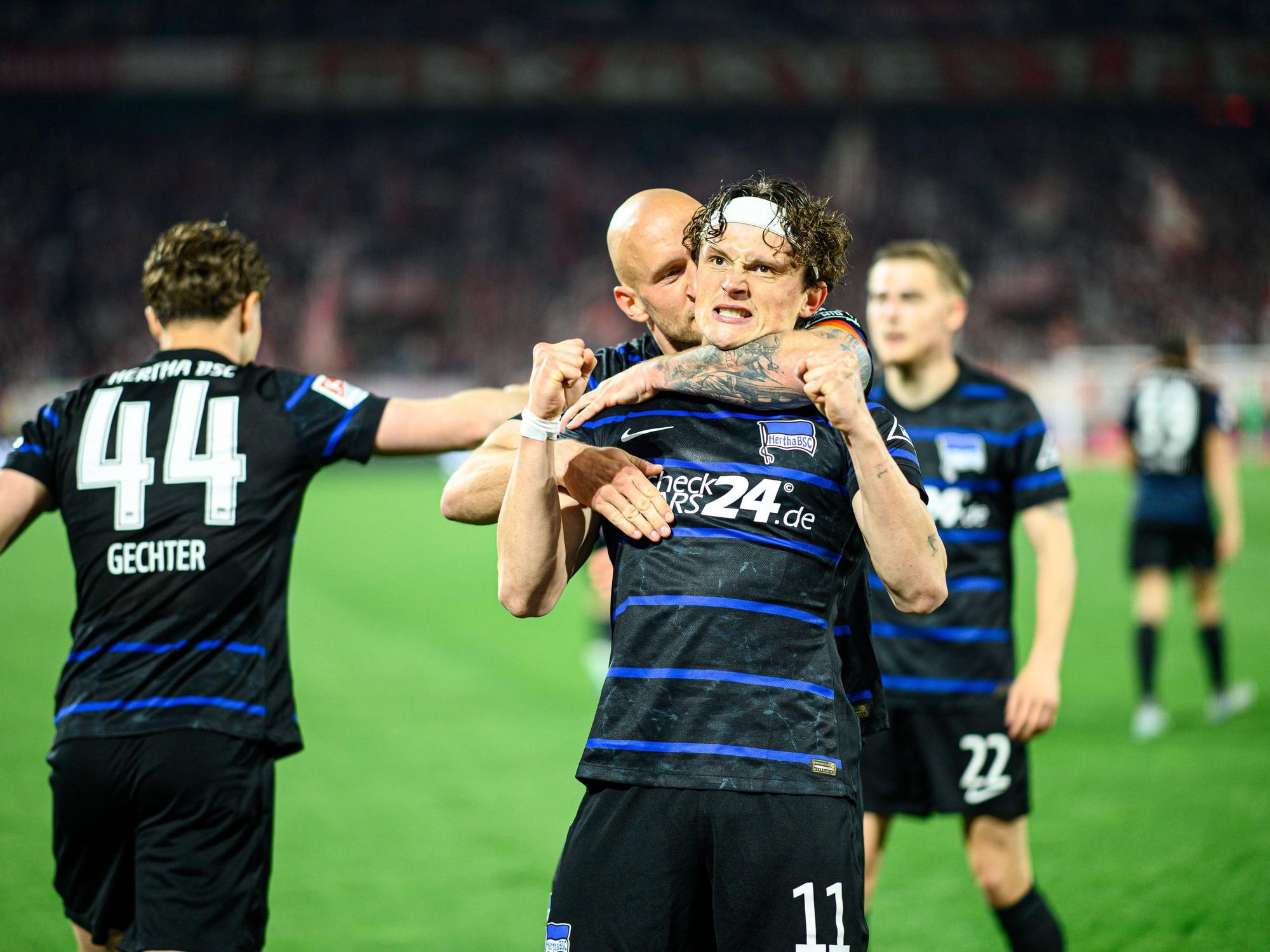 Fabian Reese jubelt mit Toni Leistner.