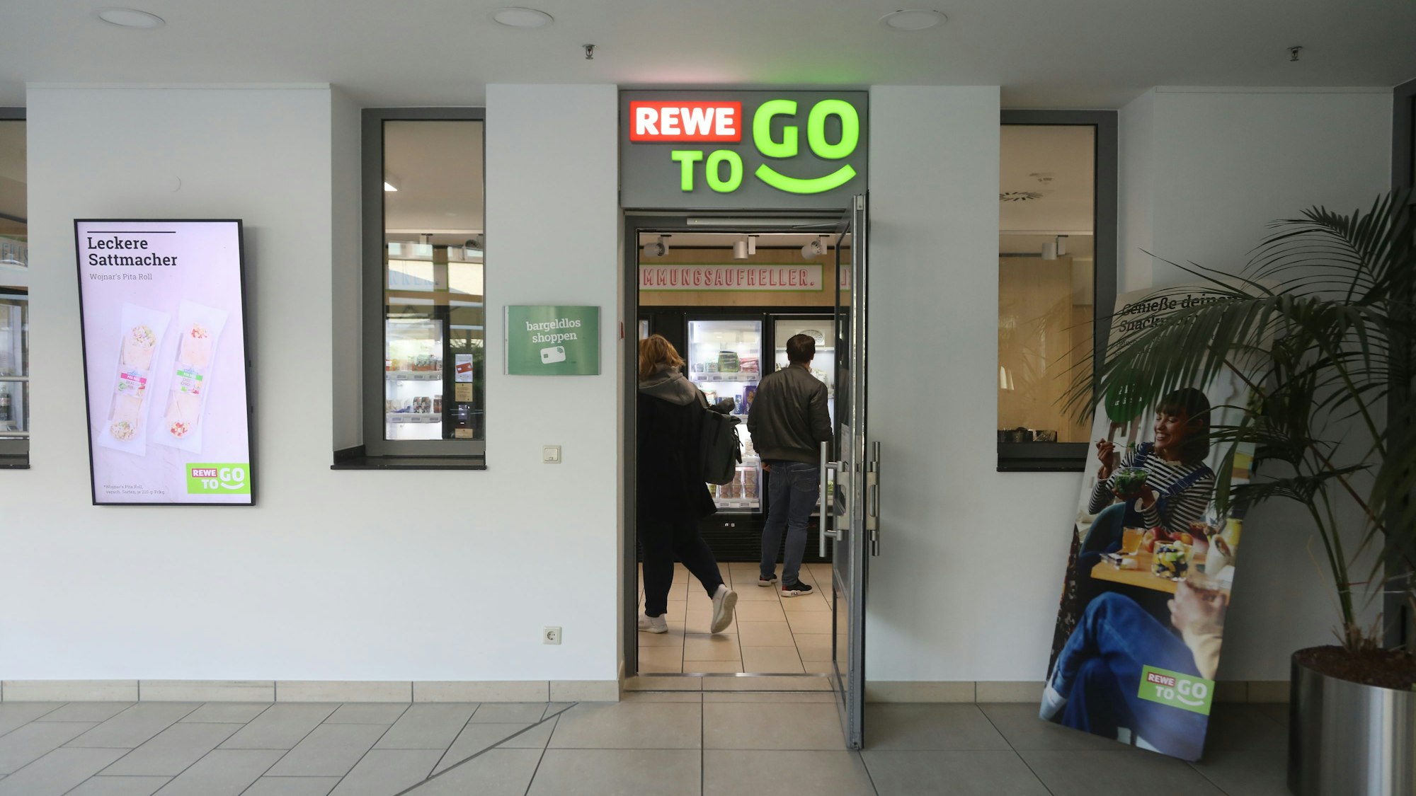 Der Rewe-Kiosk im Eduardus-Krankenhaus in Köln-Deutz.Das Foto wurde am 2. April 2025 aufgenommen.