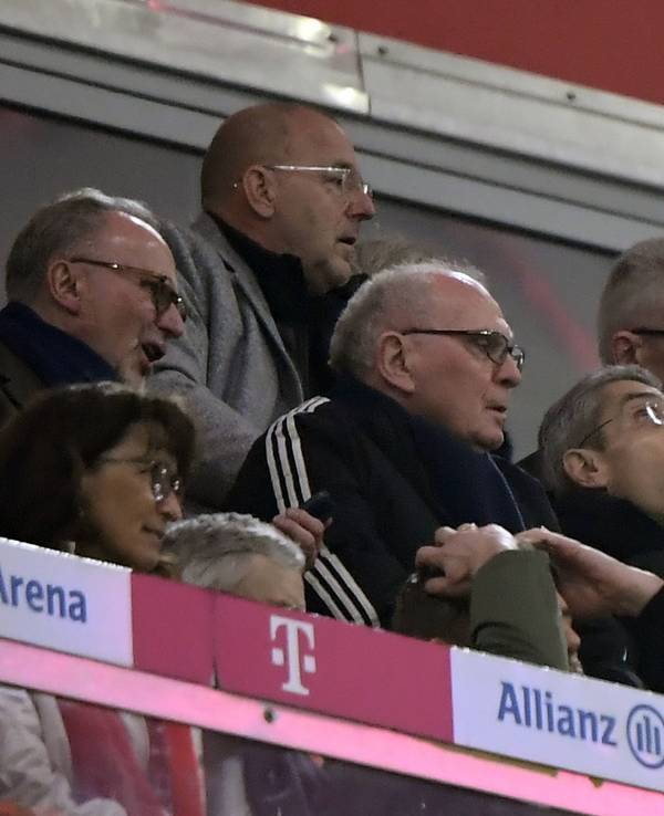 Aufsichtsratsmitglied Karl-Heinz Rummenigge, Ehrenpräsident Uli Hoeneß und Sportvorstand Max Eberl schauen ein Bayern-Spiel gemeinsam auf der Tribüne.