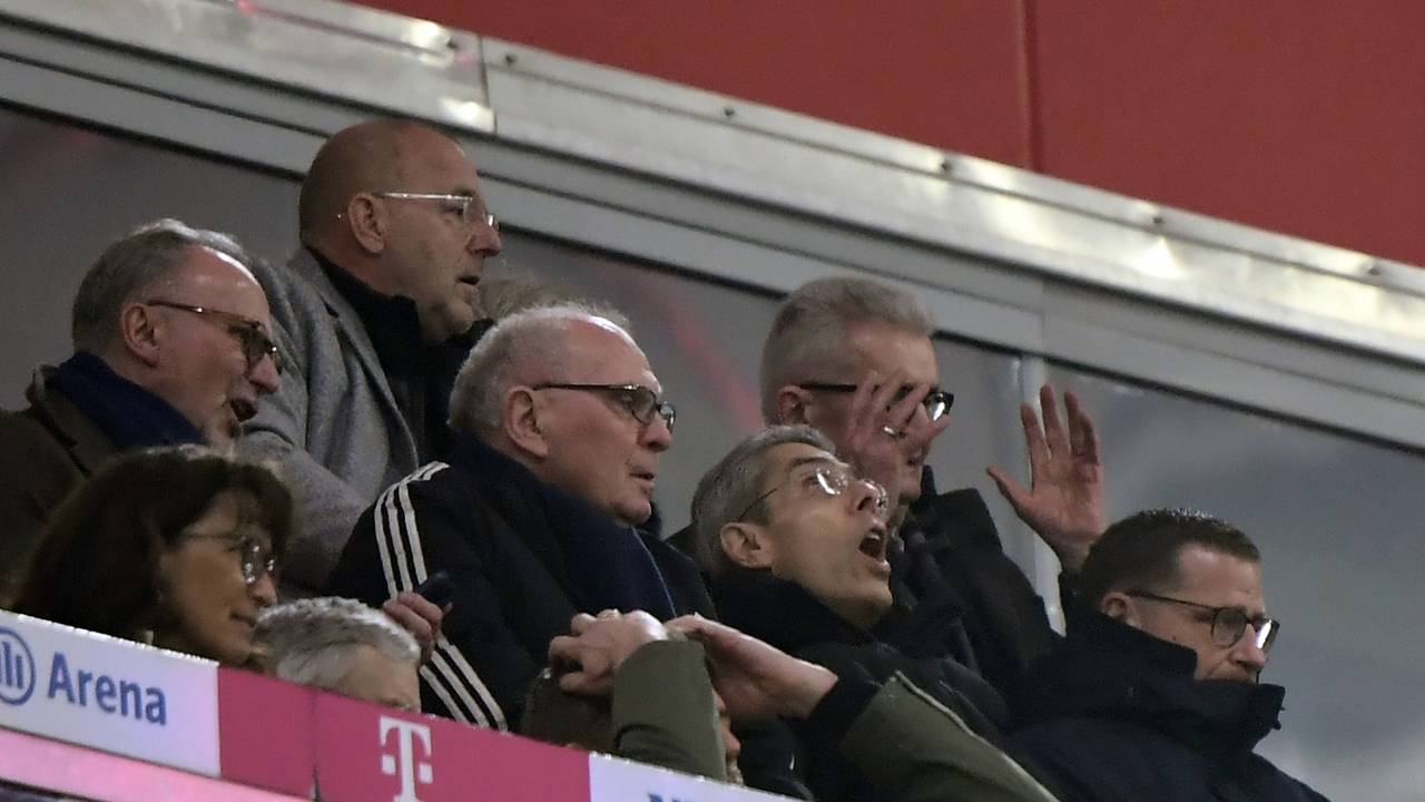 Aufsichtsratsmitglied Karl-Heinz Rummenigge, Ehrenpräsident Uli Hoeneß und Sportvorstand Max Eberl schauen ein Bayern-Spiel gemeinsam auf der Tribüne.