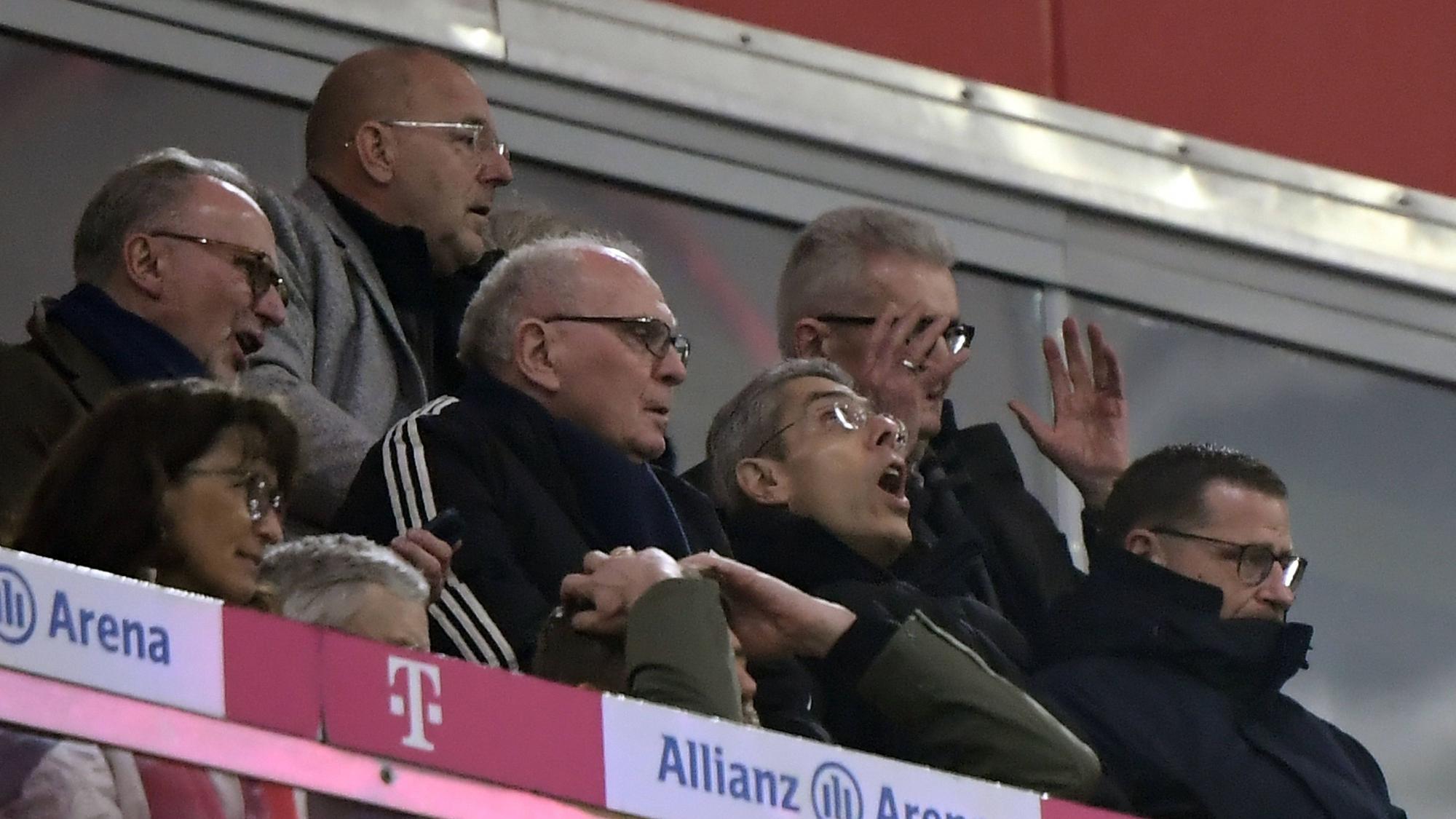 Aufsichtsratsmitglied Karl-Heinz Rummenigge, Ehrenpräsident Uli Hoeneß und Sportvorstand Max Eberl schauen ein Bayern-Spiel gemeinsam auf der Tribüne.