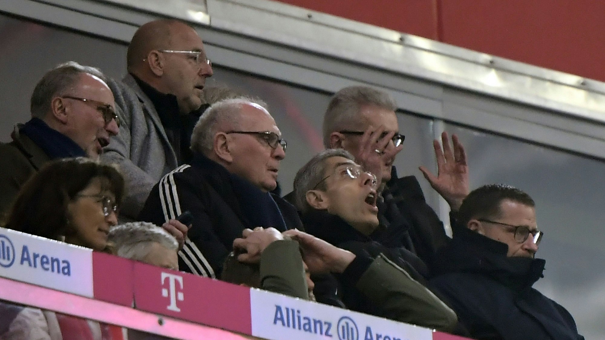 Aufsichtsratsmitglied Karl-Heinz Rummenigge, Ehrenpräsident Uli Hoeneß und Sportvorstand Max Eberl schauen ein Bayern-Spiel gemeinsam auf der Tribüne.