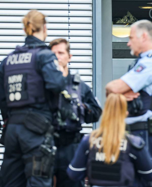 Das Foto zeigt Einsatzkräfte der Polizei vor dem Eingang der Gesamtschule Duisburg-Mitte.