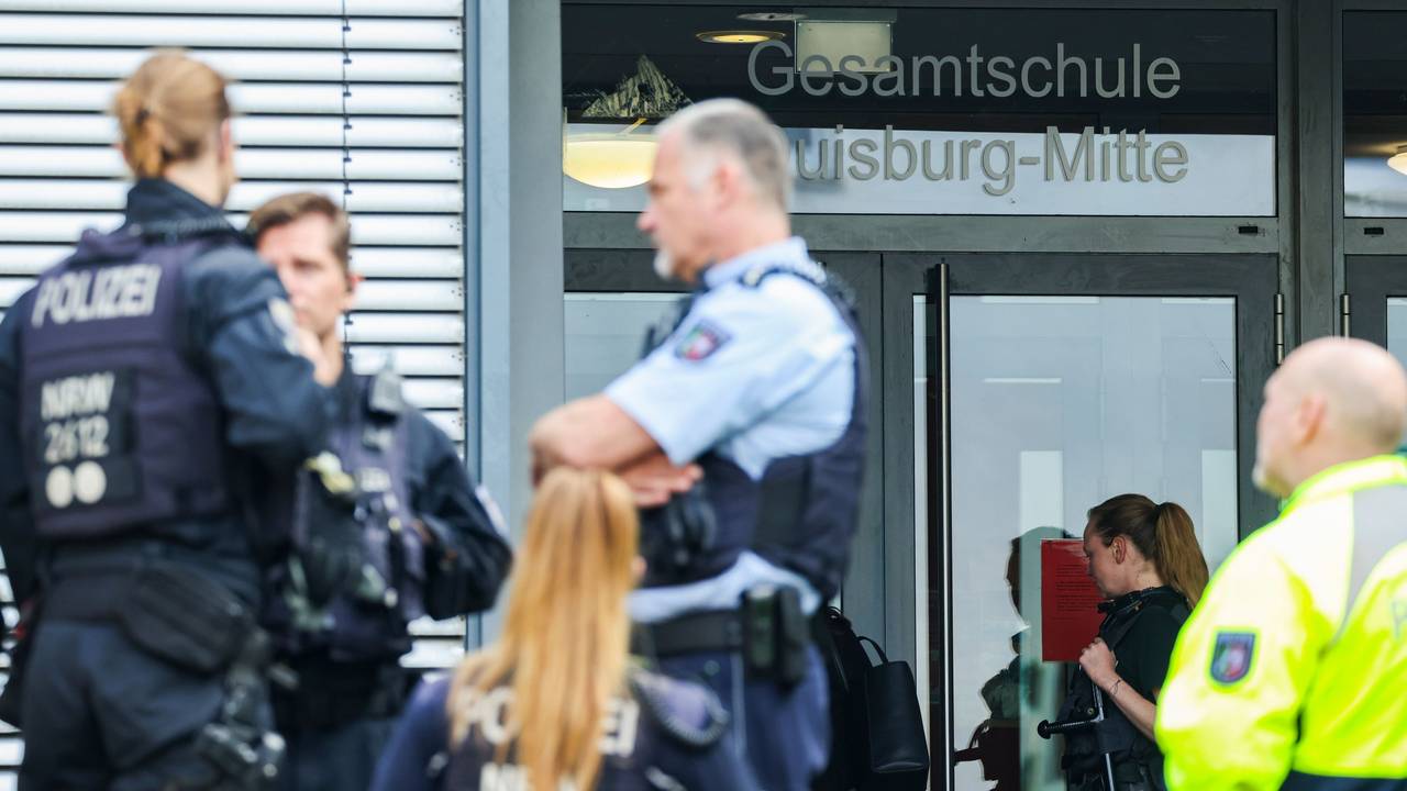 Das Foto zeigt Einsatzkräfte der Polizei vor dem Eingang der Gesamtschule Duisburg-Mitte.