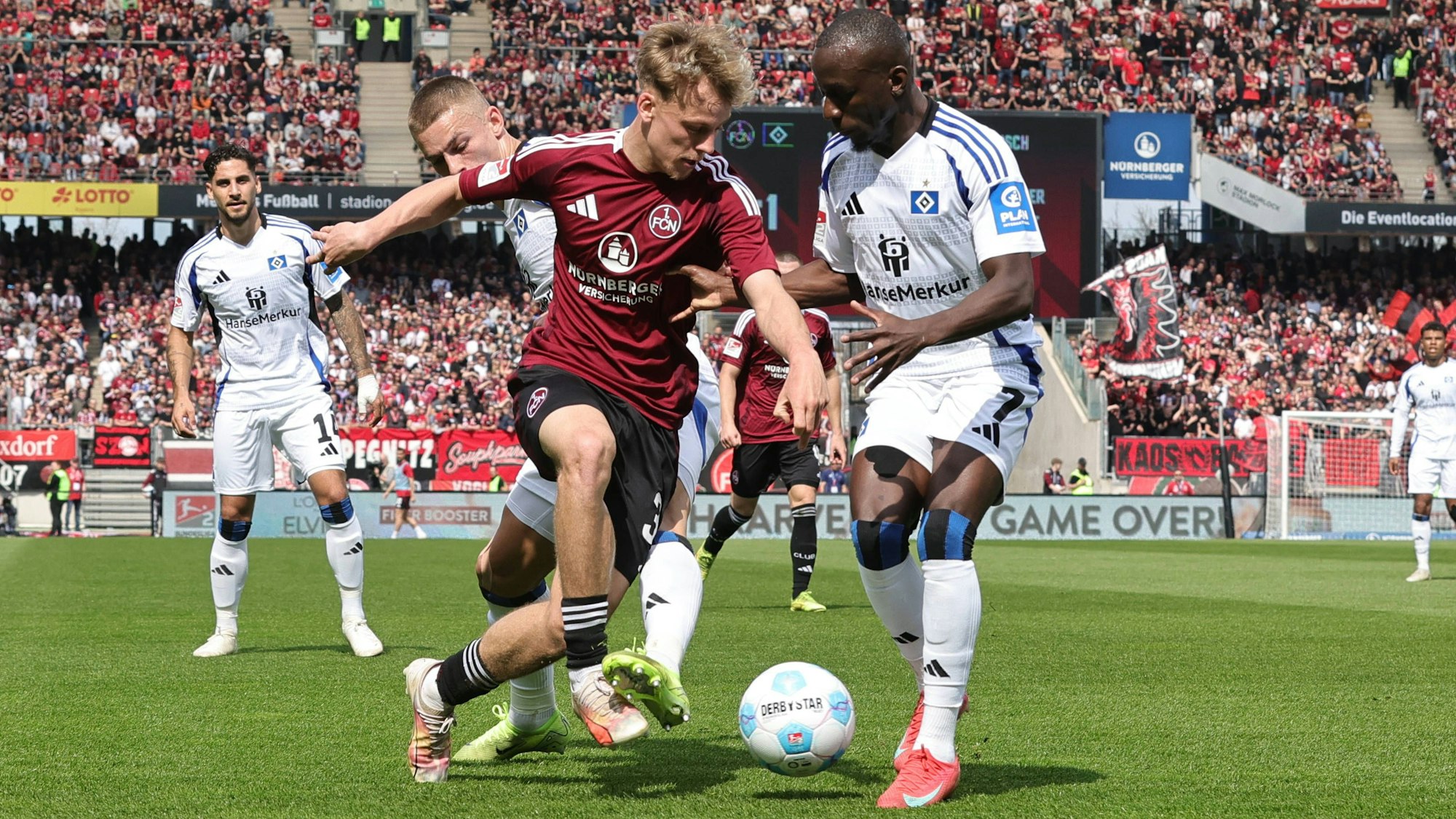 Tim Janisch geht gegen Jean-Luc Dompé ins Dribbling.