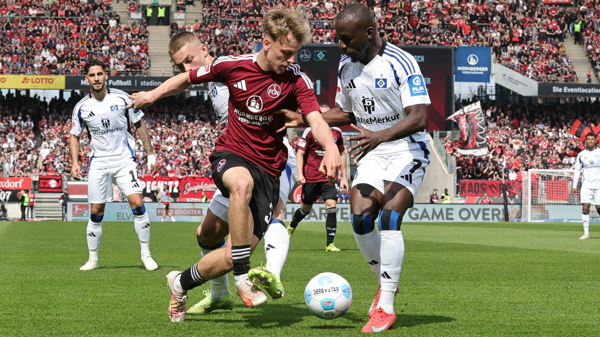 Tim Janisch geht gegen Jean-Luc Dompé ins Dribbling.