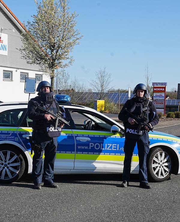 Einsatzkräfte der Polizei haben am 6. April 2025 den Ortseingang von Weitefeld im Westerwald abgesperrt.