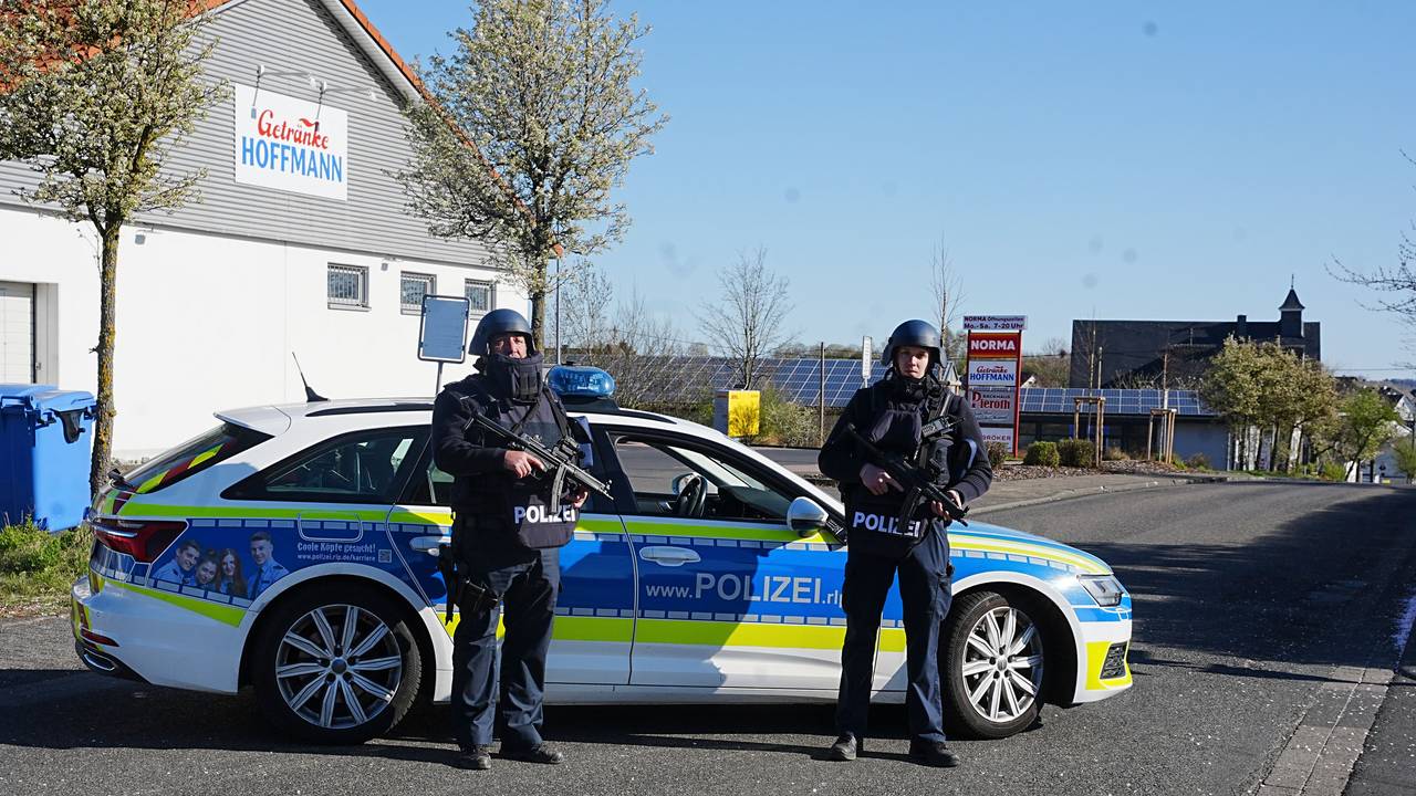 Einsatzkräfte der Polizei haben am 6. April 2025 den Ortseingang von Weitefeld im Westerwald abgesperrt.