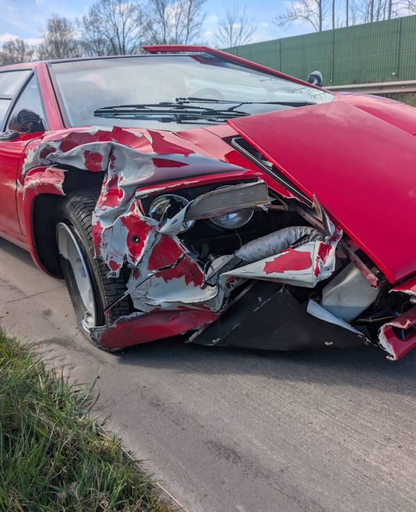 Bei dem Unfall wurde der Lamborghini stark beschädigt.