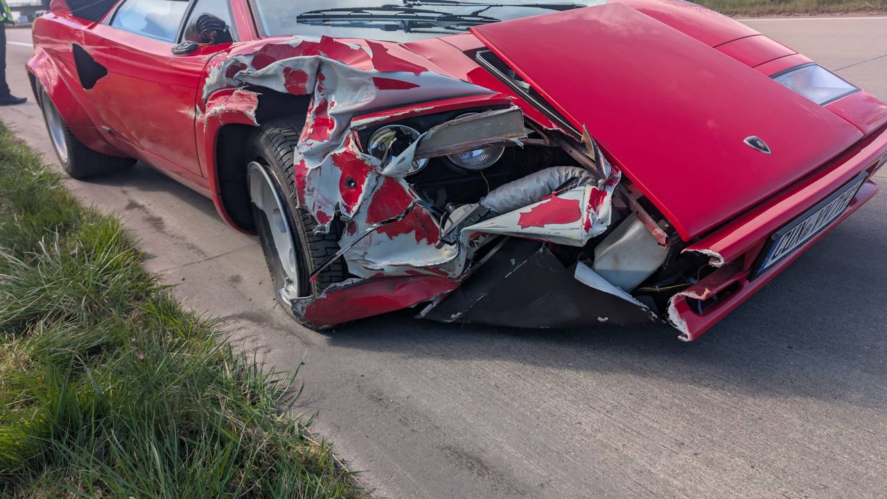 Bei dem Unfall wurde der Lamborghini stark beschädigt.