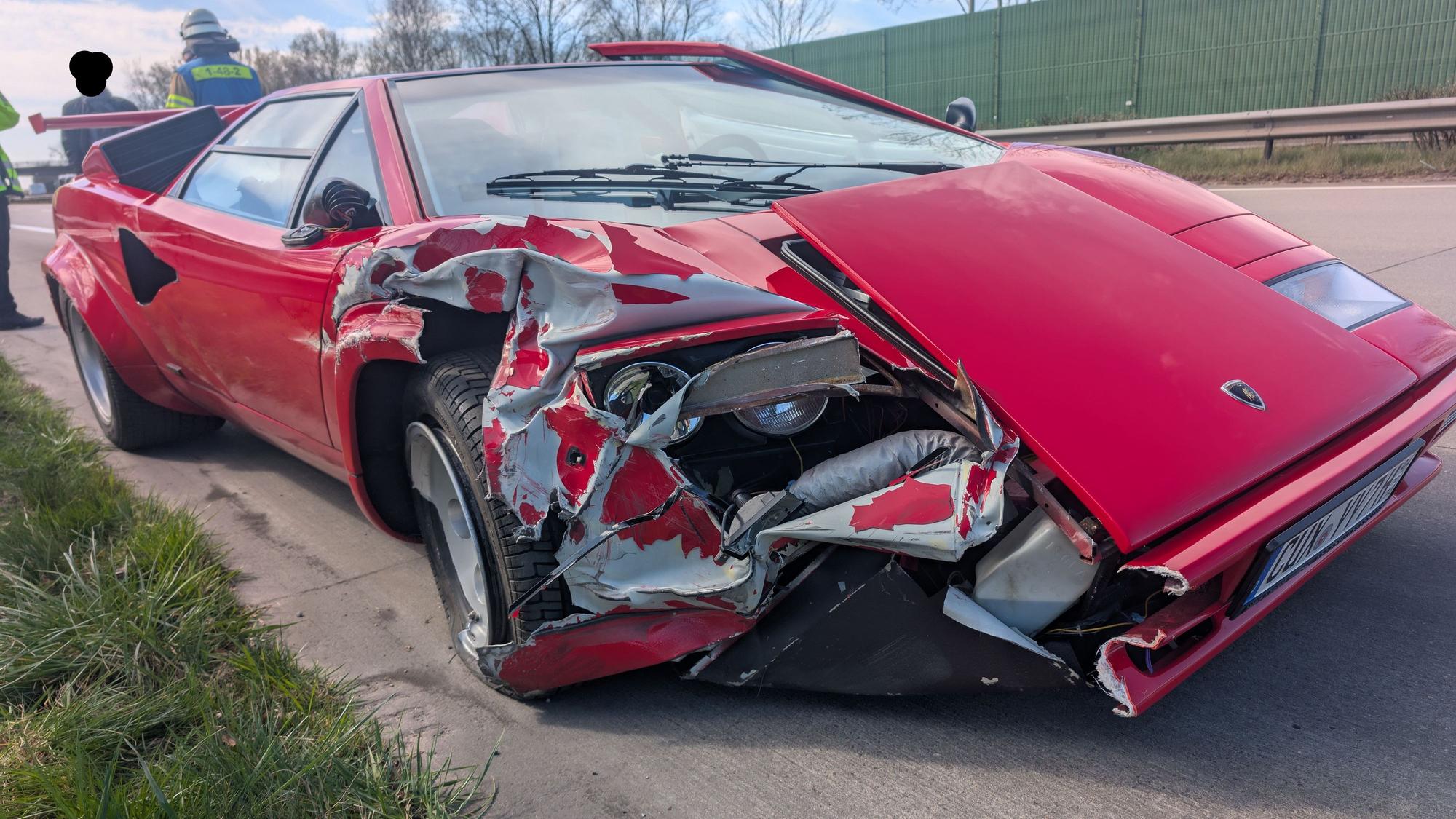 Bei dem Unfall wurde der Lamborghini stark beschädigt.