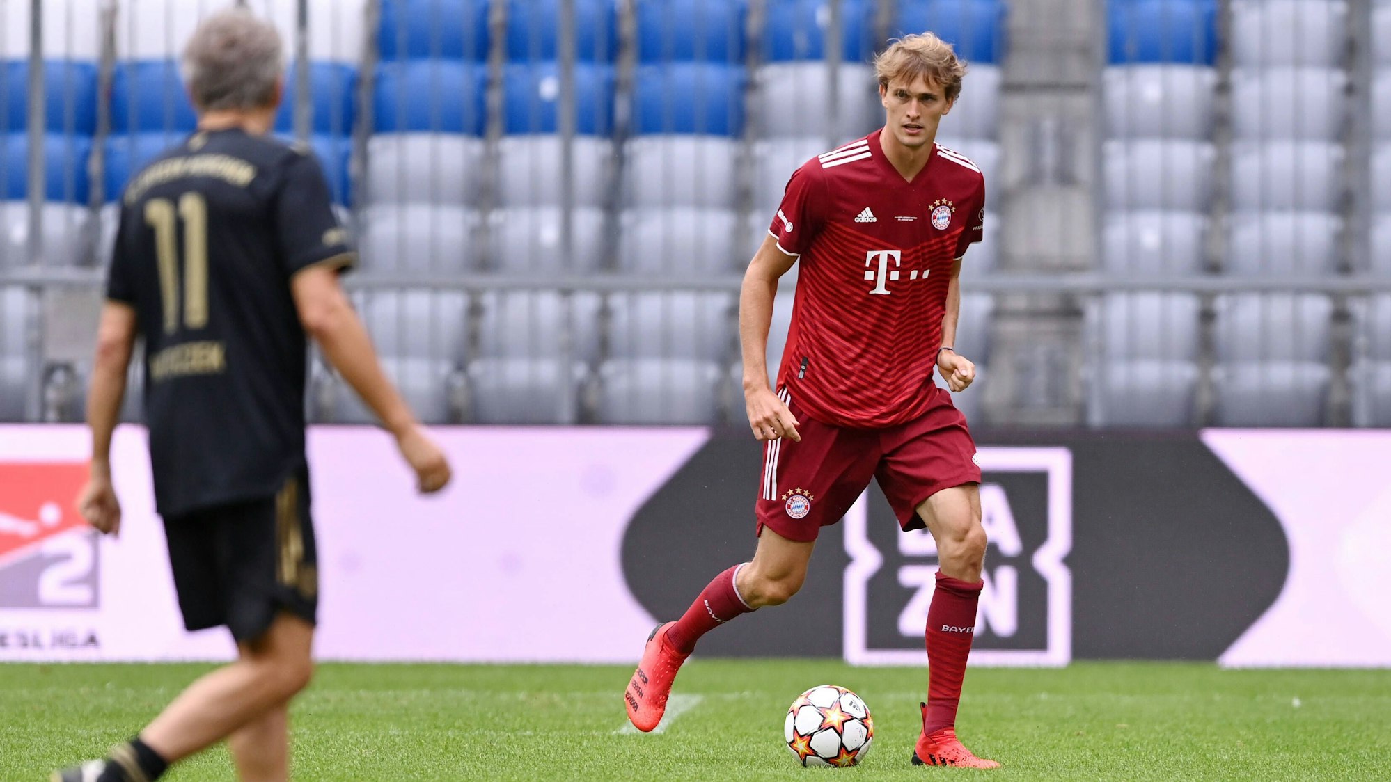 Alexander Zverev im Trikot des FC Bayern.
