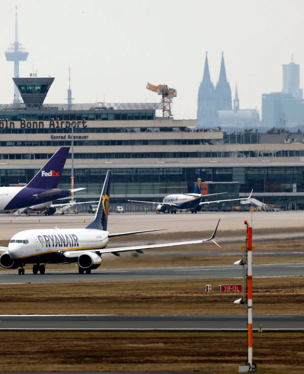 Eine Ryanair-Maschine auf dem Rollfeld des Flughafens Köln/Bonn.