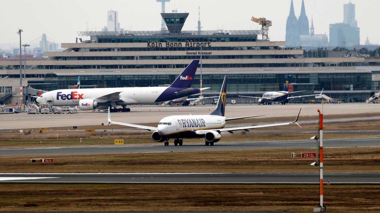 Eine Ryanair-Maschine auf dem Rollfeld des Flughafens Köln/Bonn.
