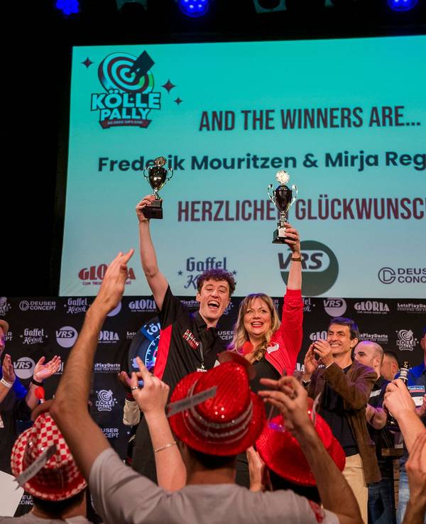 Frederik Mouritzen und Mirja Regensburg jubeln mit Pokal in der Hand.