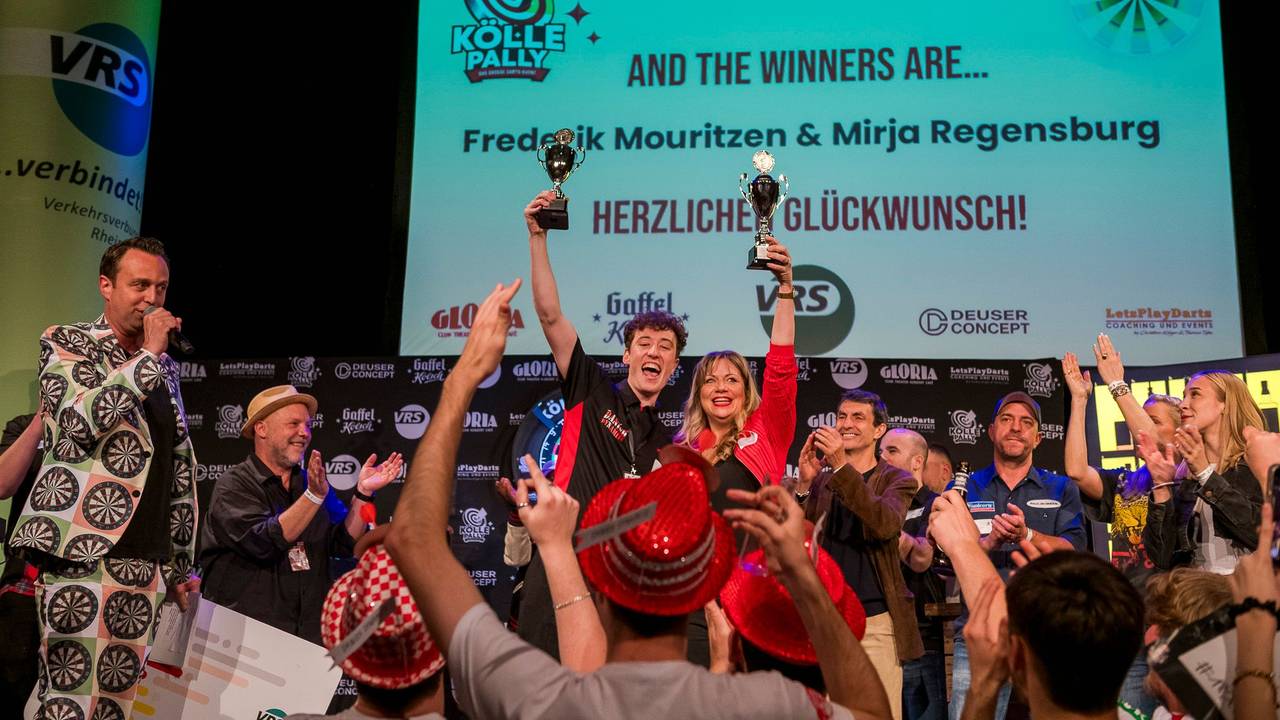 Frederik Mouritzen und Mirja Regensburg jubeln mit Pokal in der Hand.
