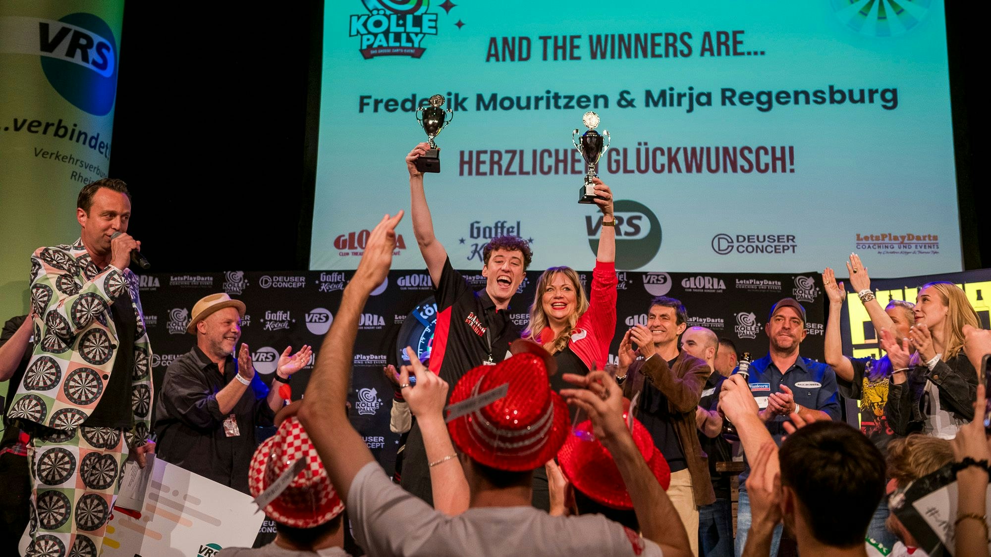 Frederik Mouritzen und Mirja Regensburg jubeln mit Pokal in der Hand.