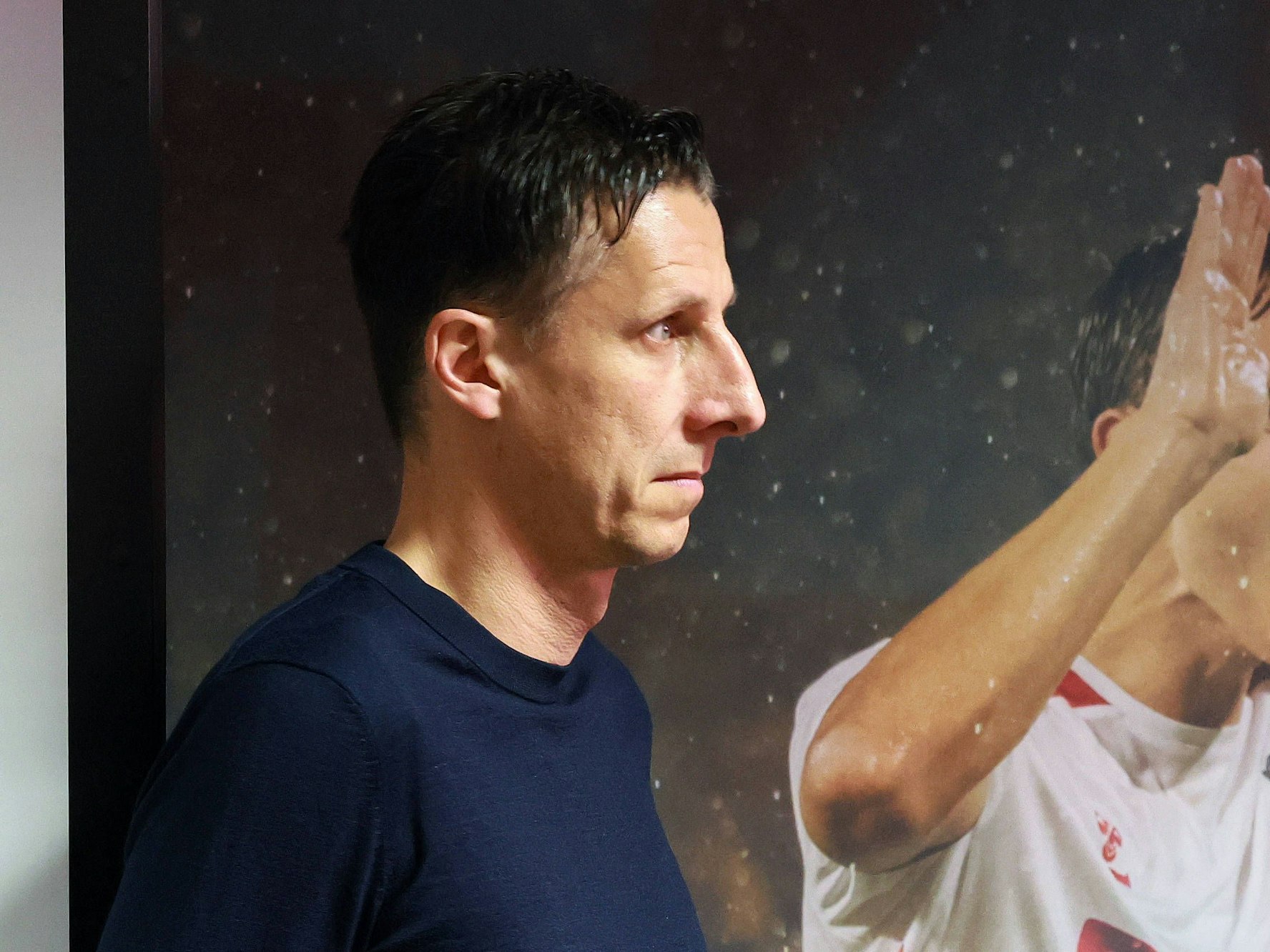 Christian Keller verfolgt die PK nach der Pleite gegen Hertha.