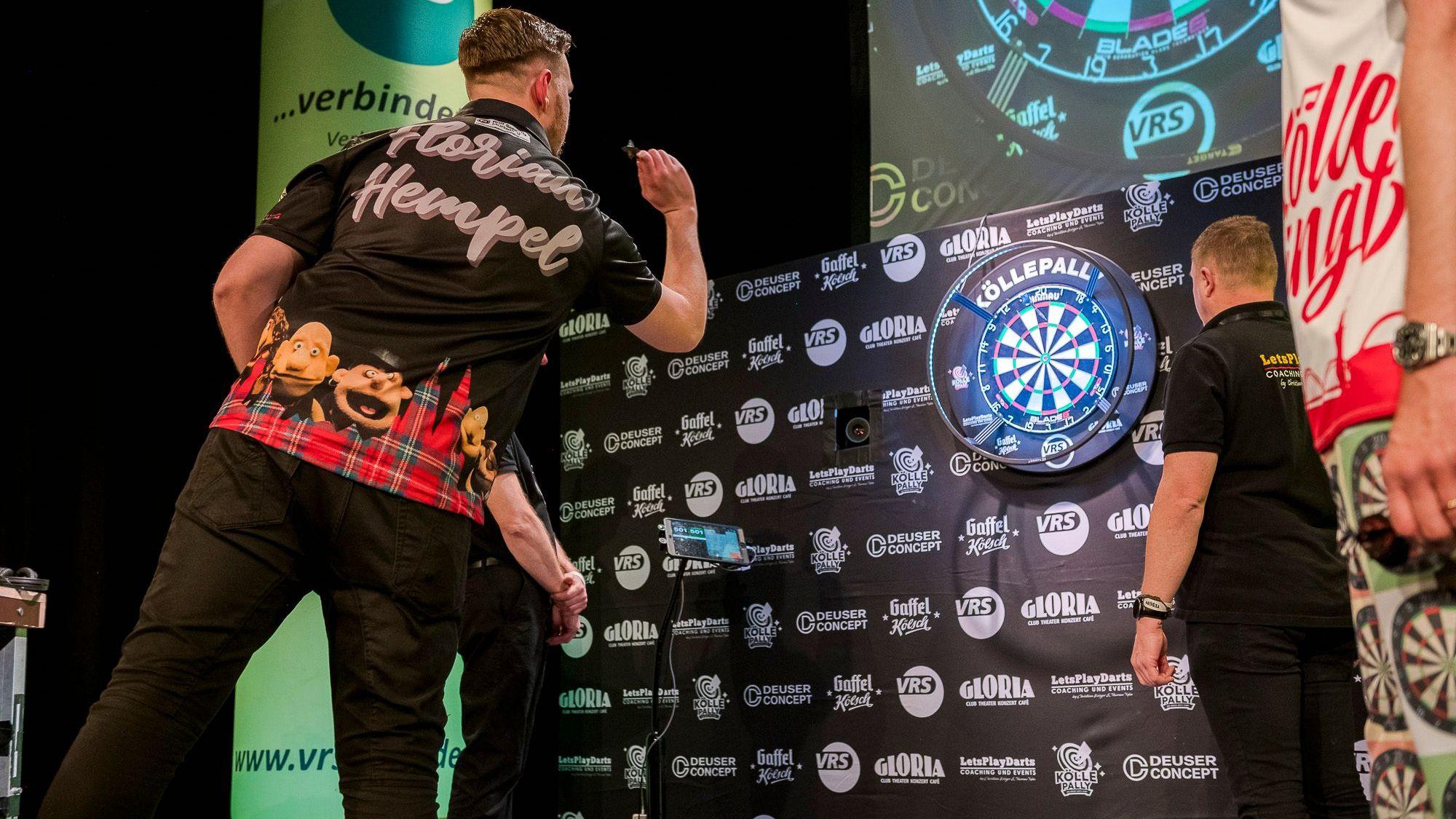 Florian Hempel wirft bei KöllePally Dartspfeile.