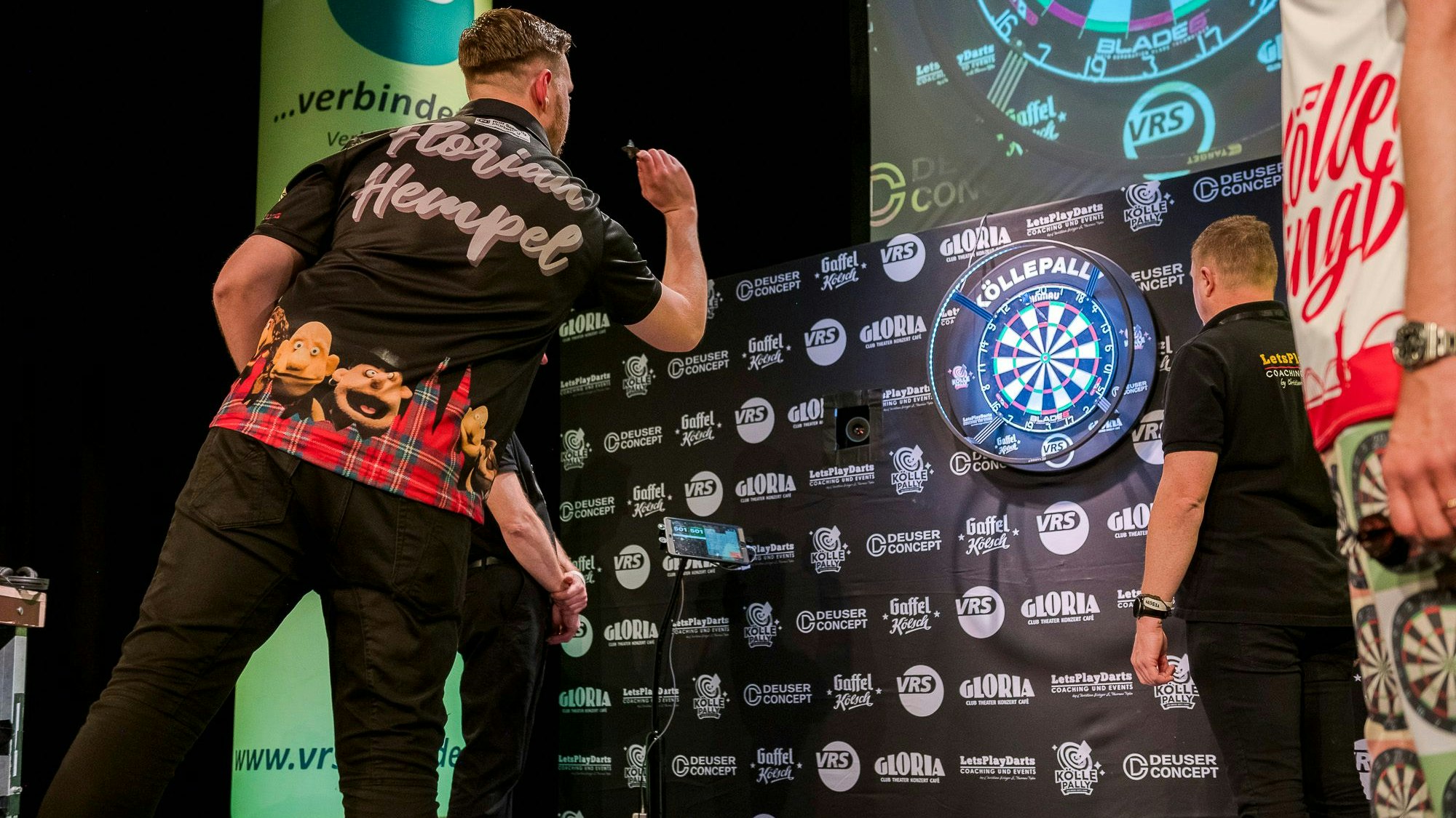 Florian Hempel wirft bei KöllePally Dartspfeile.