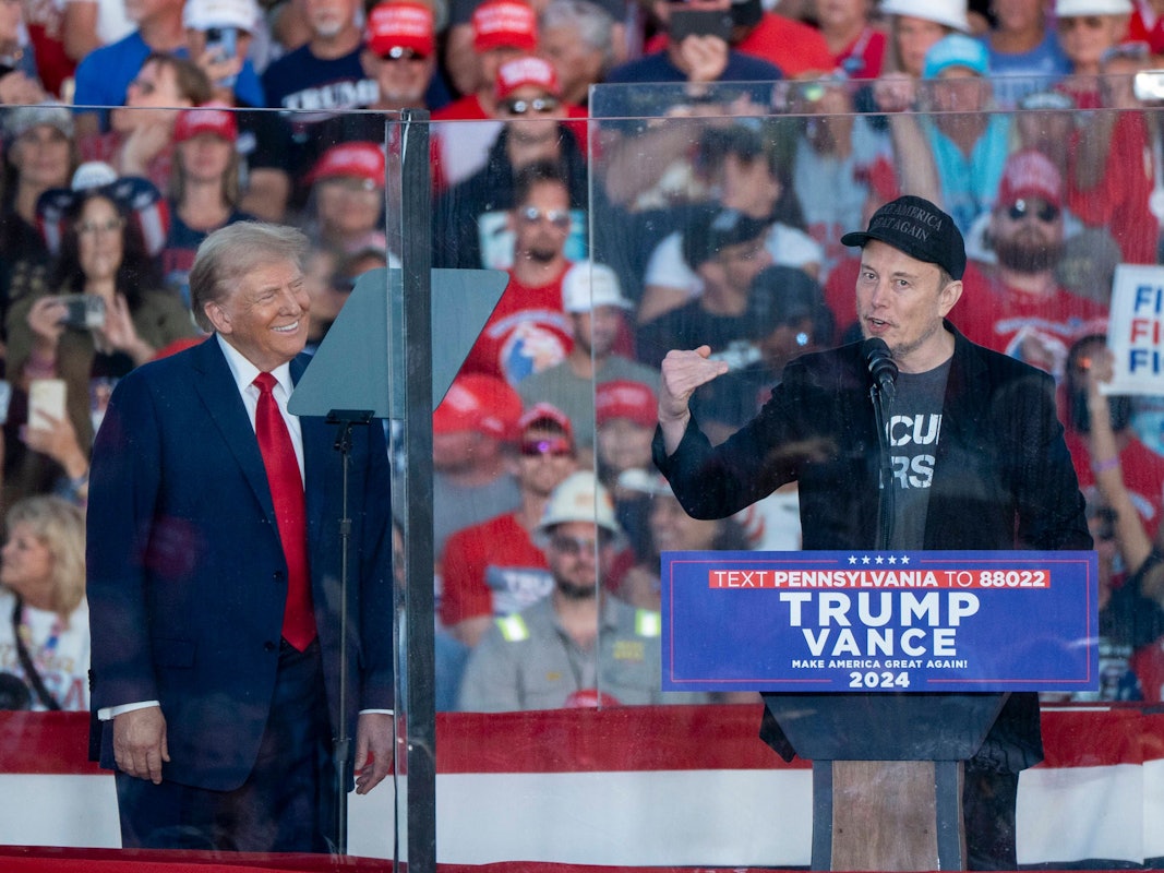 Elon Musk spricht bei einer Veranstaltung von Donald Trump.
