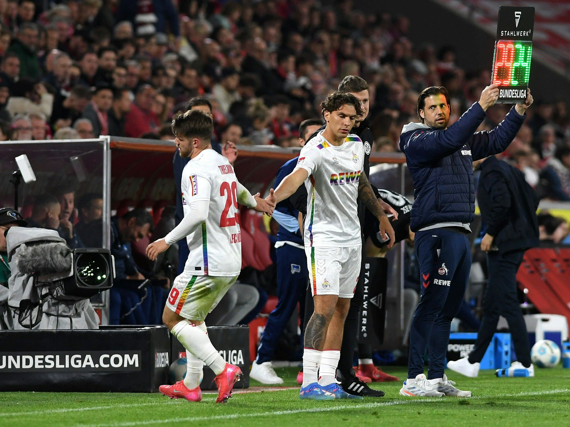 Julian Pauli wird für Jan Thielmann eingewechselt.