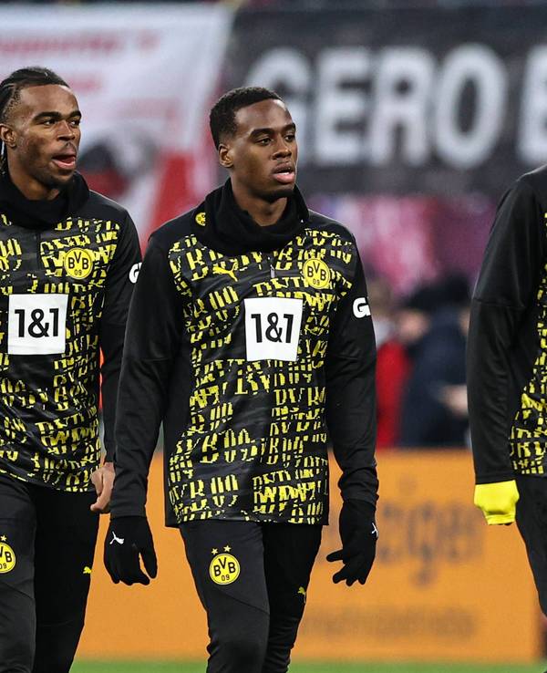 Carney Chukwuemeka (l.), Jamie Gittens (M.) und Ramy Bensebaini beim aufwärmen.