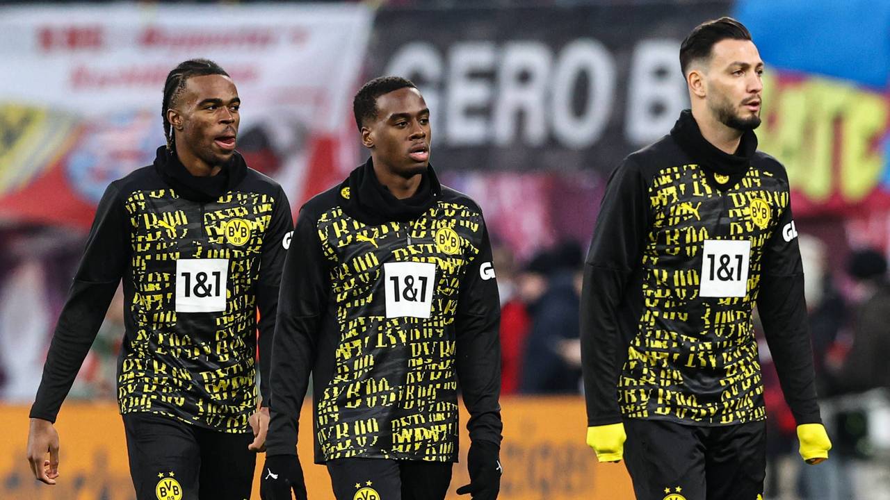 Carney Chukwuemeka (l.), Jamie Gittens (M.) und Ramy Bensebaini beim aufwärmen.