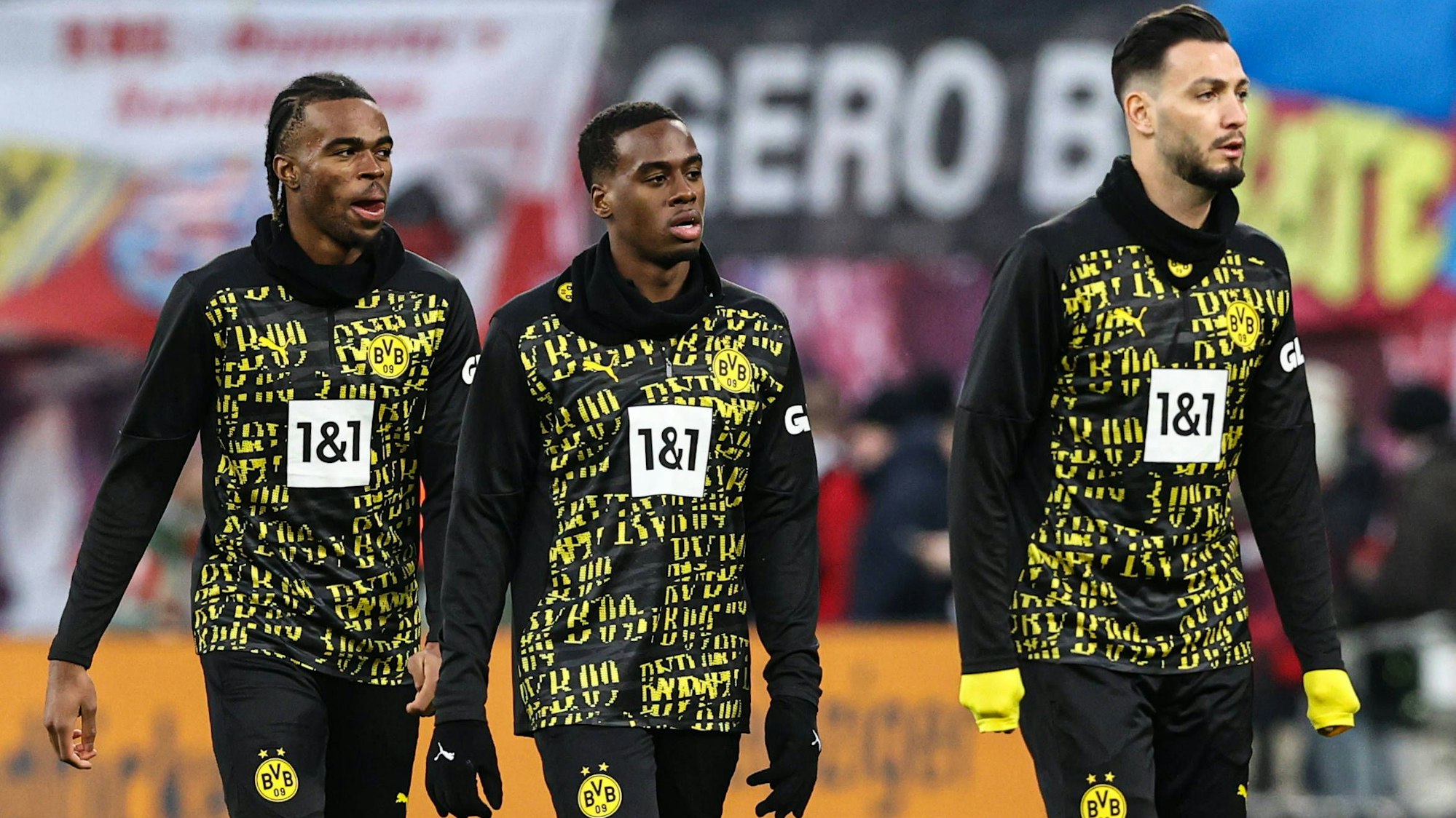 Carney Chukwuemeka (l.), Jamie Gittens (M.) und Ramy Bensebaini beim aufwärmen.