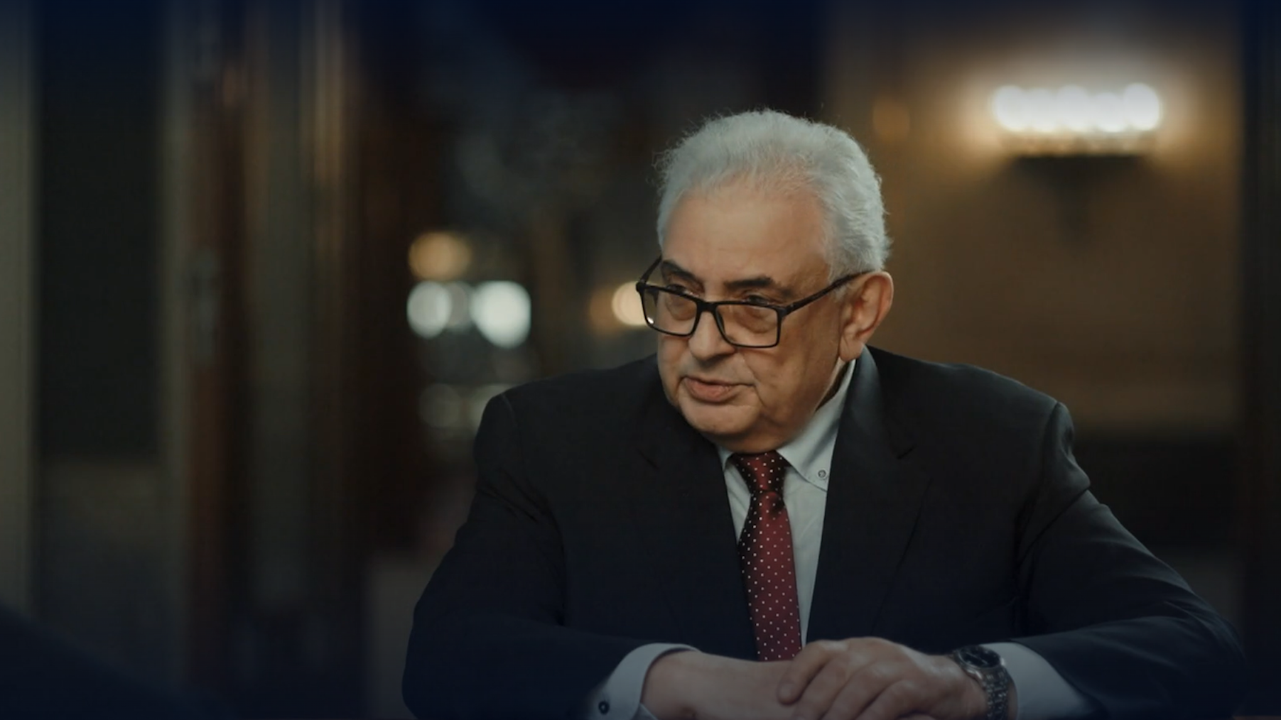 Anne Will trifft für die ARD-Doku „Angst vor Krieg: Die Deutschen in der Zeitenwende” den russischen Botschafter Sergej J. Netschajew.