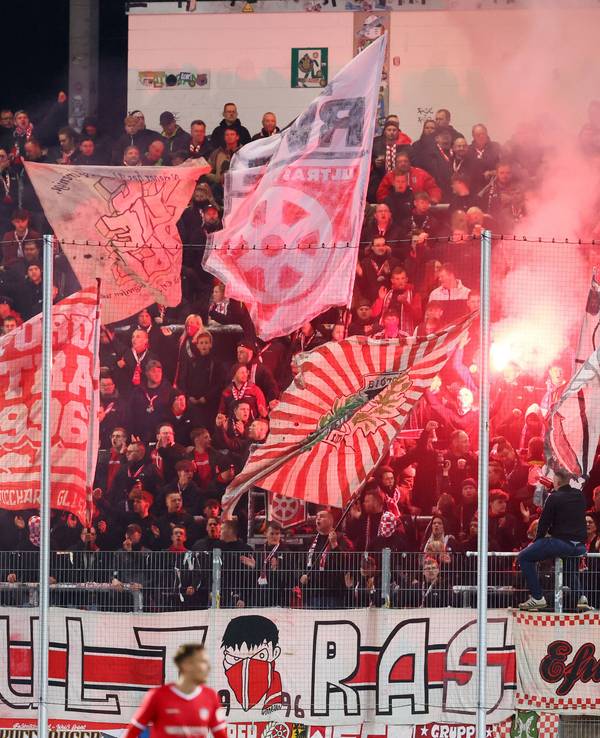 Fans von Rot-Weiß Erfurt beim Spiel gegen den FSV Zwickau.