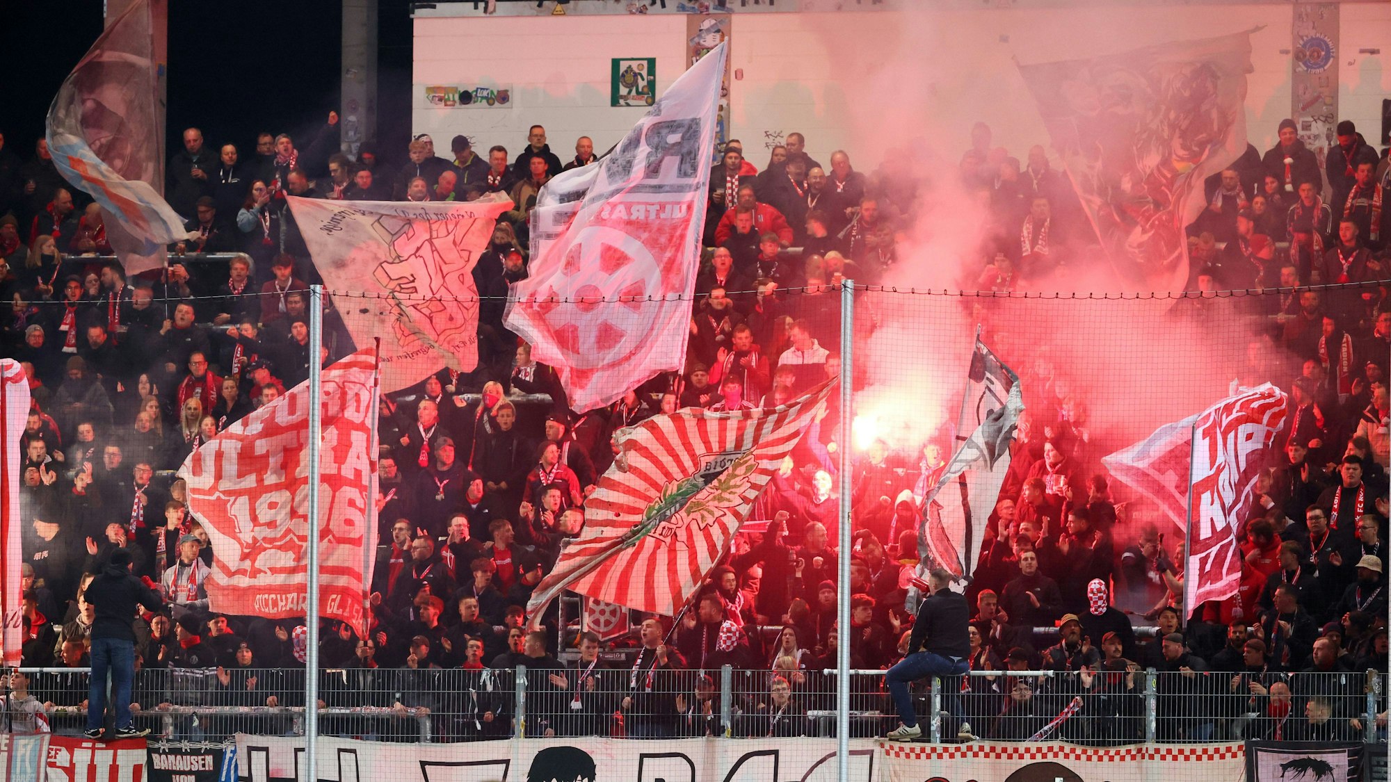 Fans von Rot-Weiß Erfurt beim Spiel gegen den FSV Zwickau.
