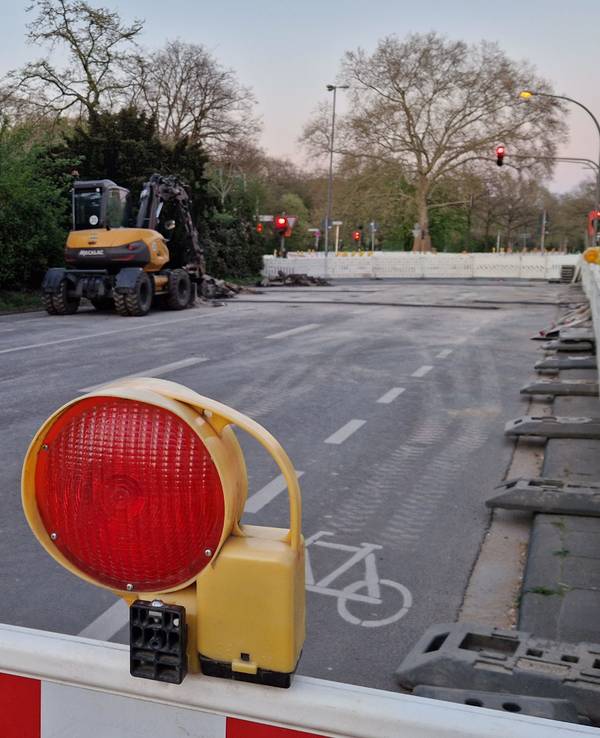 Die abgesperrte Baustelle auf der Bachemer Straße/Ecke Universitätsstraße in Köln-Lindenthal am 5. April 2025 – hier vermutet die Stadt Köln Blindgänger aus dem Zweiten Weltkrieg.
