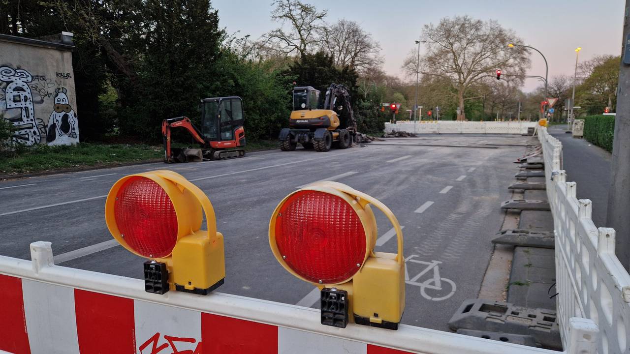 Die abgesperrte Baustelle auf der Bachemer Straße/Ecke Universitätsstraße in Köln-Lindenthal am 5. April 2025 – hier vermutet die Stadt Köln Blindgänger aus dem Zweiten Weltkrieg.