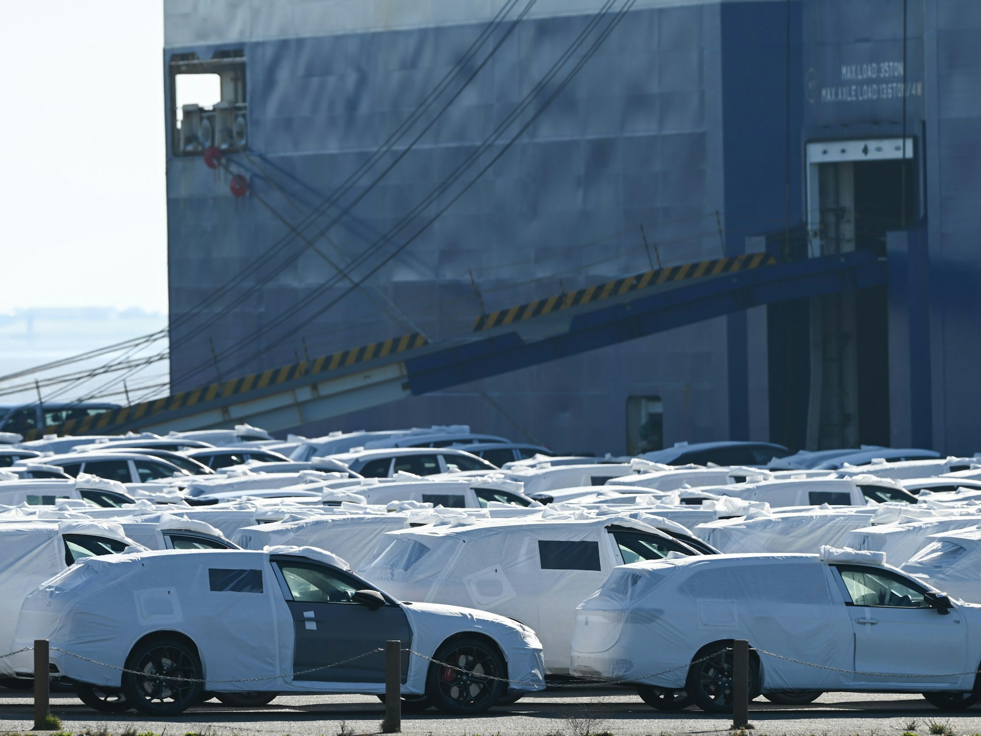 Zahlreiche Neuwagen der Marken Volkswagen und Audi stehen in Emden zur Verladung im Hafen bereit. US-Präsident Trump kündigt Zusatzzölle in Höhe von 25 Prozent auf alle Autoimporte an und verschärft damit den Handelsstreit mit der Europäischen Union.