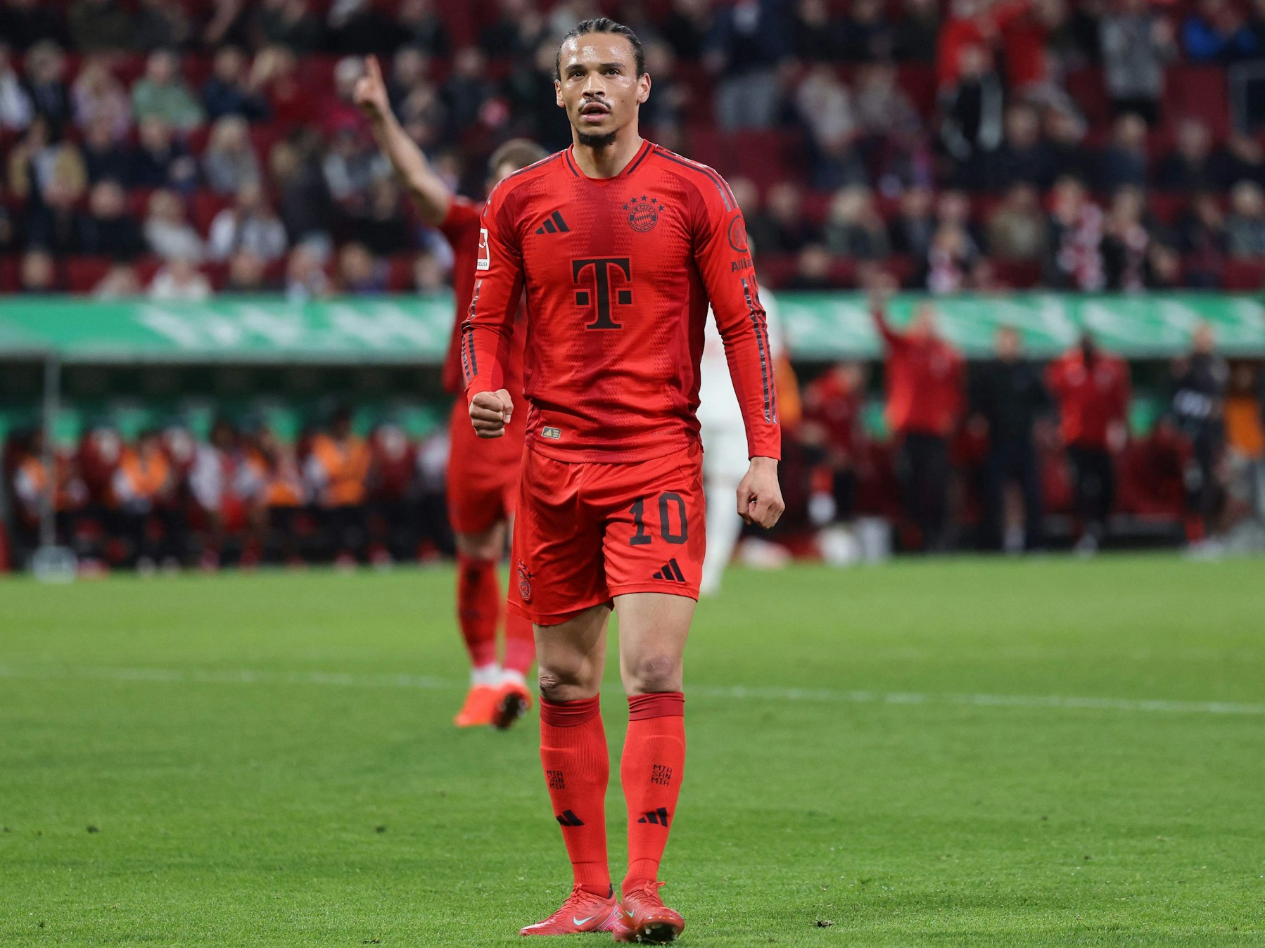 Leroy Sané auf dem Spielfeld im Trikot des FC Bayern.