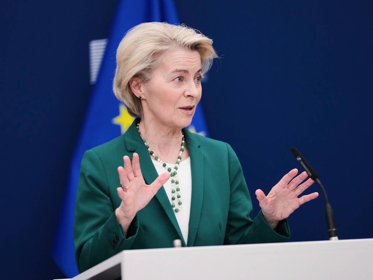ie Präsidentin der Europäischen Kommission, Ursula von der Leyen, spricht während einer Medienkonferenz am EU-Hauptsitz zur Presse.