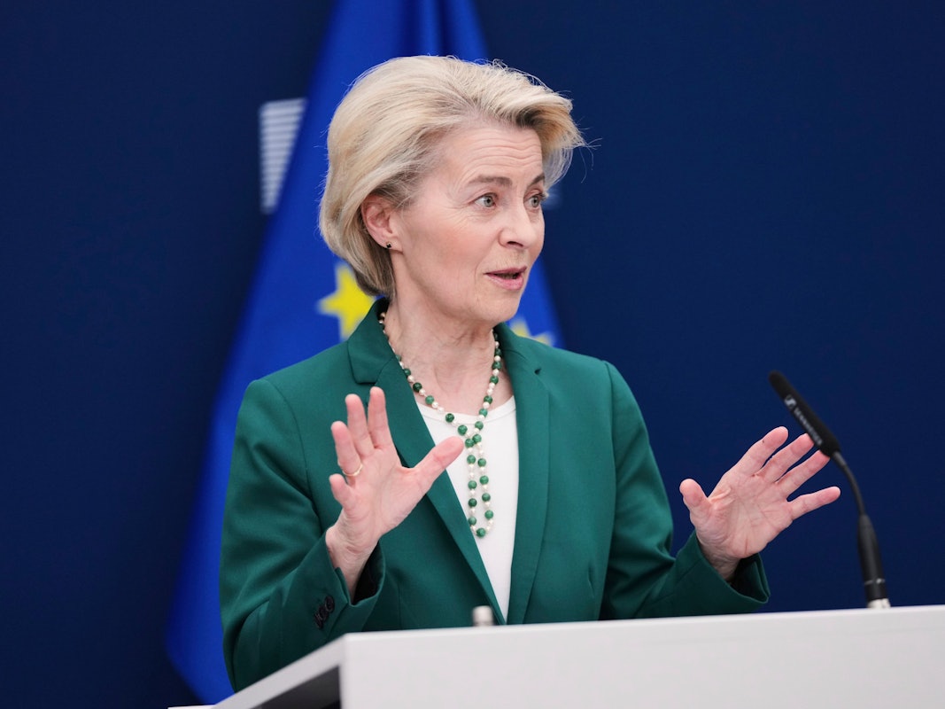 ie Präsidentin der Europäischen Kommission, Ursula von der Leyen, spricht während einer Medienkonferenz am EU-Hauptsitz zur Presse.