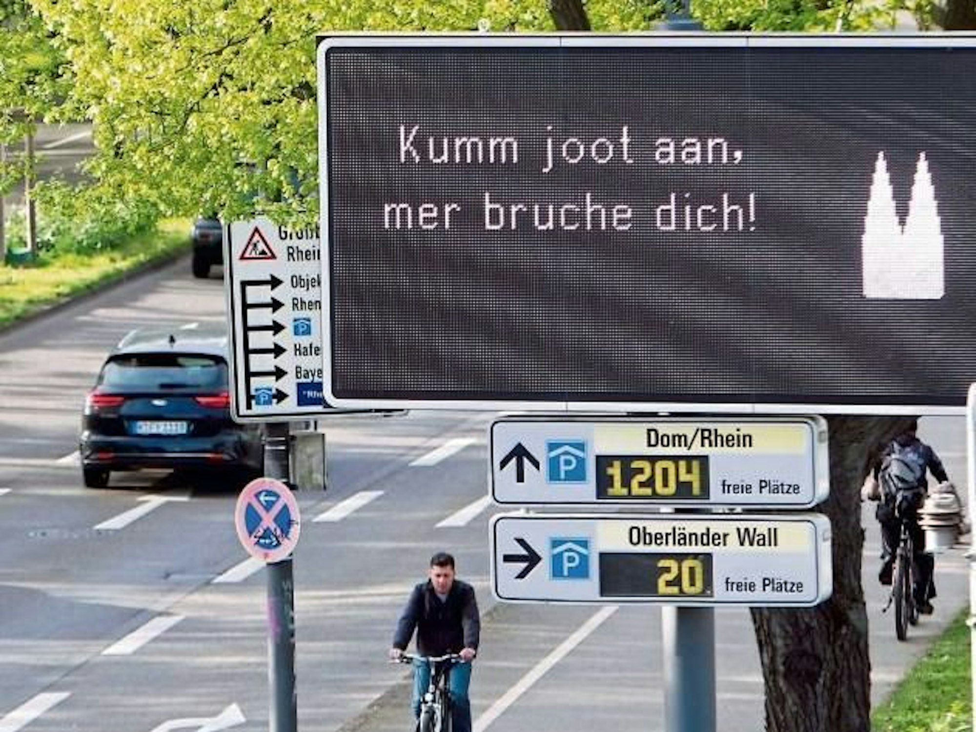 Verkehrsschilder am Straßenrand.