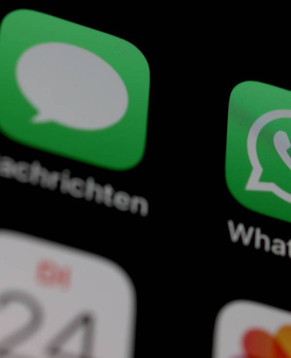 Social Media, WhatsApp, Nachrichten App, Logo, Handy App auf einem iPhone Display. Bei WhatsApp sind noch zwei Nachrichten offen und nicht gelesen worden. WhatsApp und Nachrichten App, Logo am 24.09.2024 in Siegen/Deutschland.