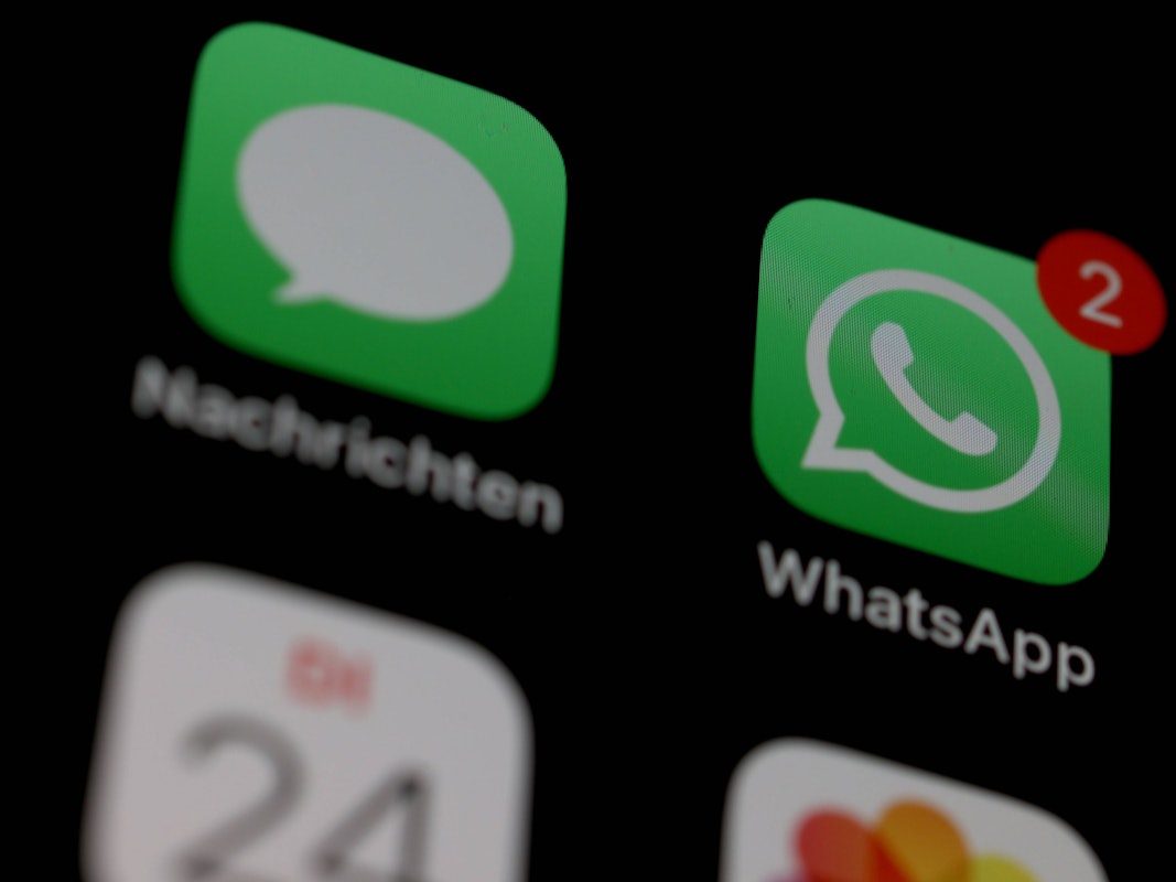 Social Media, WhatsApp, Nachrichten App, Logo, Handy App auf einem iPhone Display. Bei WhatsApp sind noch zwei Nachrichten offen und nicht gelesen worden. WhatsApp und Nachrichten App, Logo am 24.09.2024 in Siegen/Deutschland.