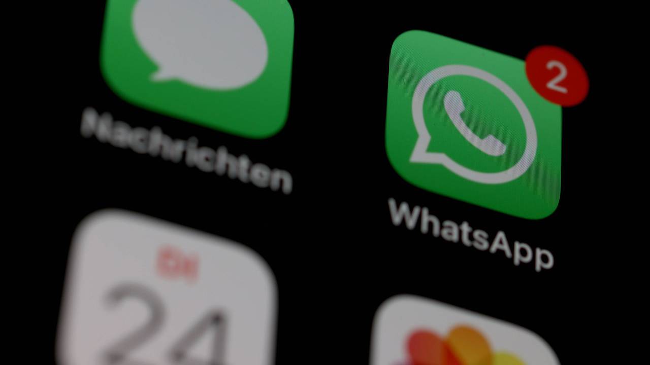 Social Media, WhatsApp, Nachrichten App, Logo, Handy App auf einem iPhone Display. Bei WhatsApp sind noch zwei Nachrichten offen und nicht gelesen worden. WhatsApp und Nachrichten App, Logo am 24.09.2024 in Siegen/Deutschland.