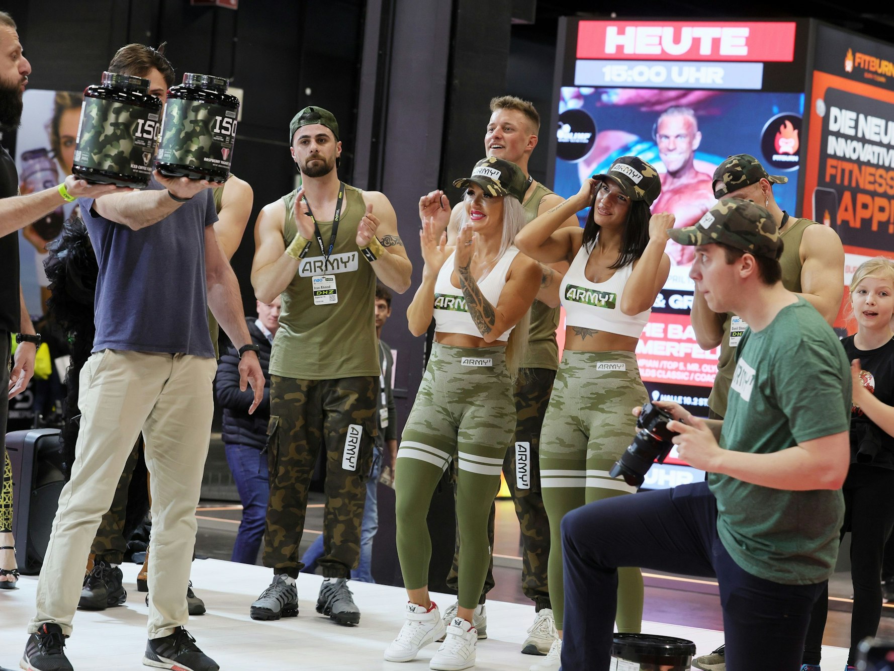 Models zeigen bei einer Messe Produkte.