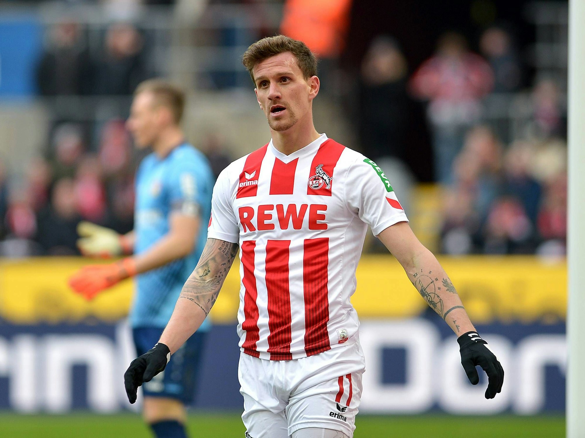 Simon Zoller im FC-Trikot mit schwarzen Handschuhen.