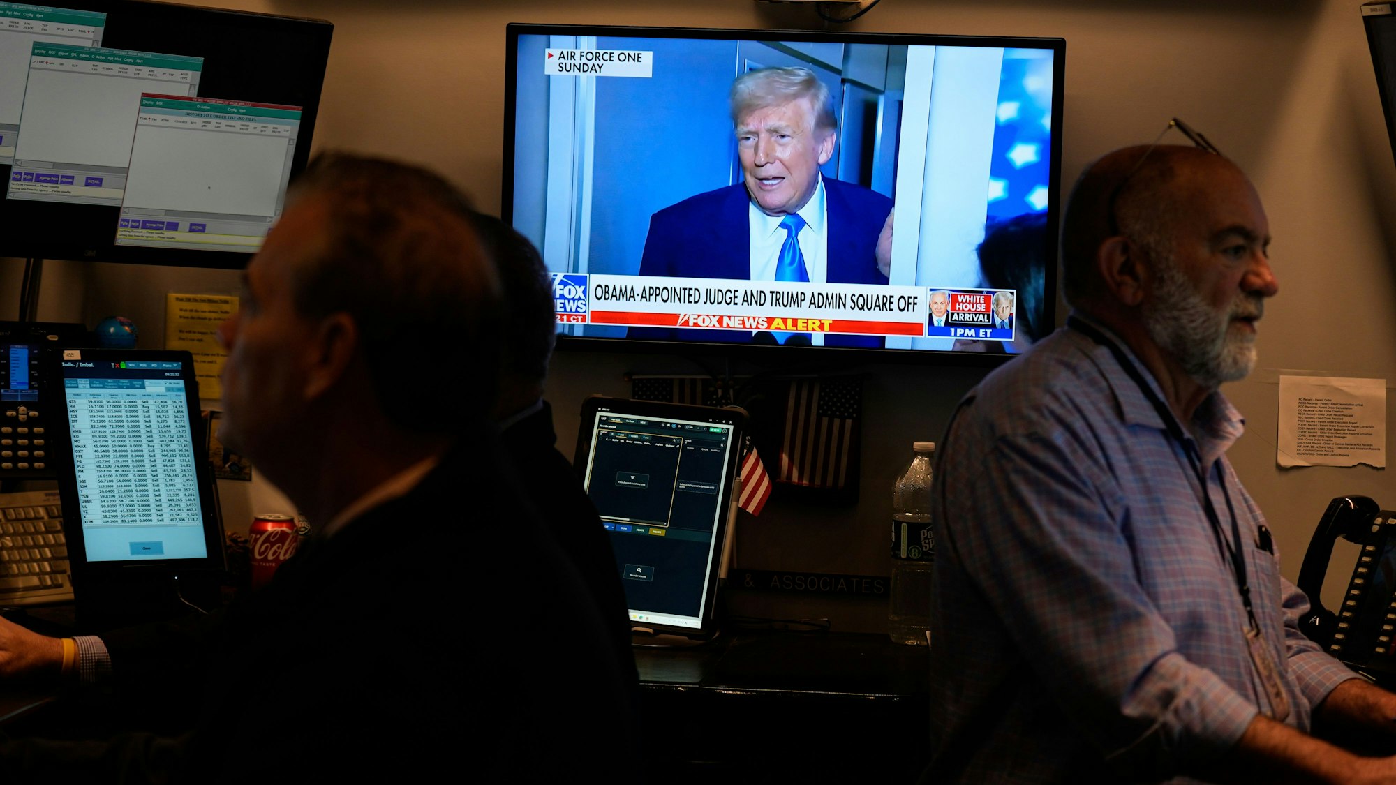 US-Präsident Trump ist am 7. April auf einem Fernseher zu sehen, während Händler auf dem Parkett der New Yorker Börse arbeiten.