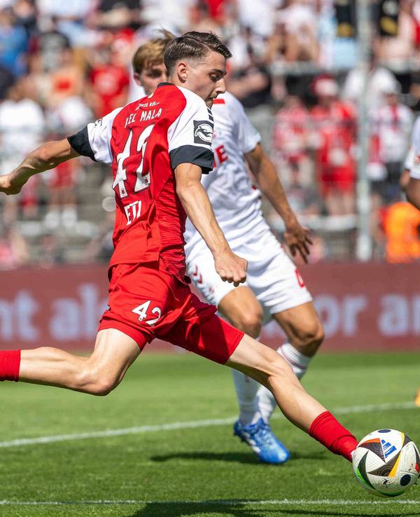 Malek El Mala am 20. Juli 2024 im Testspiel zwischen Viktoria Köln und dem 1. FC Köln beim Torabschluss.