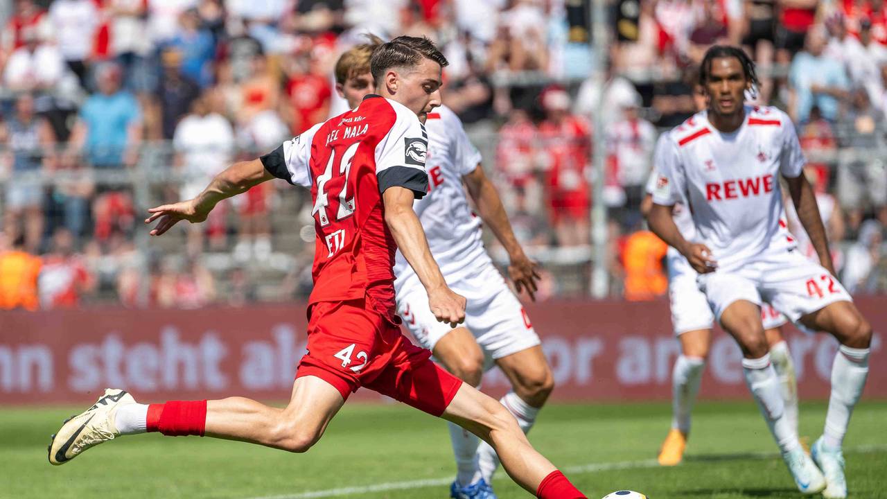 Malek El Mala am 20. Juli 2024 im Testspiel zwischen Viktoria Köln und dem 1. FC Köln beim Torabschluss.