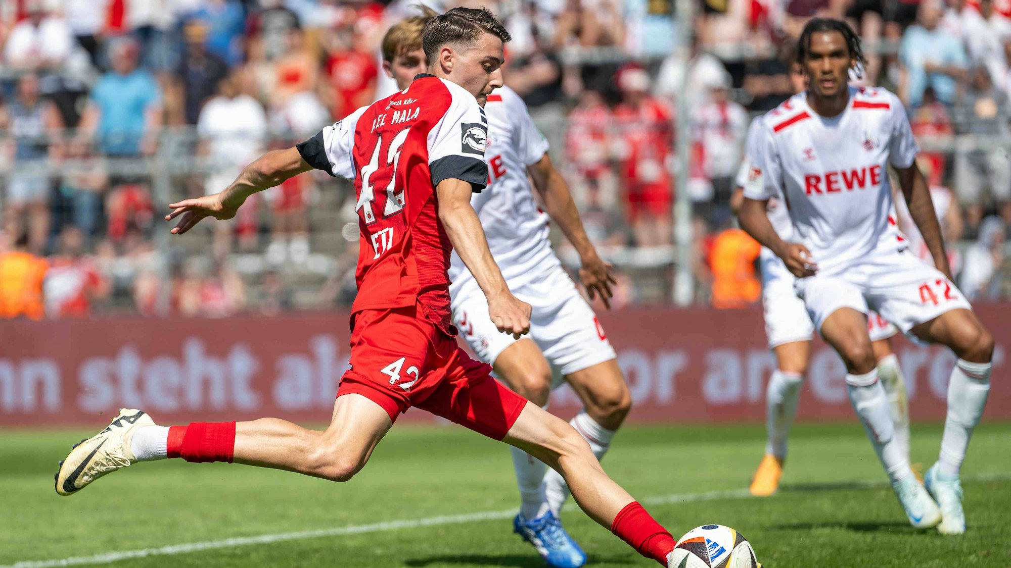Malek El Mala im Testspiel zwischen seinem Leih-Klub Viktoria Köln und dem 1. FC Köln am Ball.